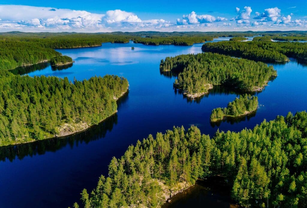Suomen Yrityskauppa Oy:n tarkoitus on yhdistää ostaja ja yrityksen myyjä toisiinsa.